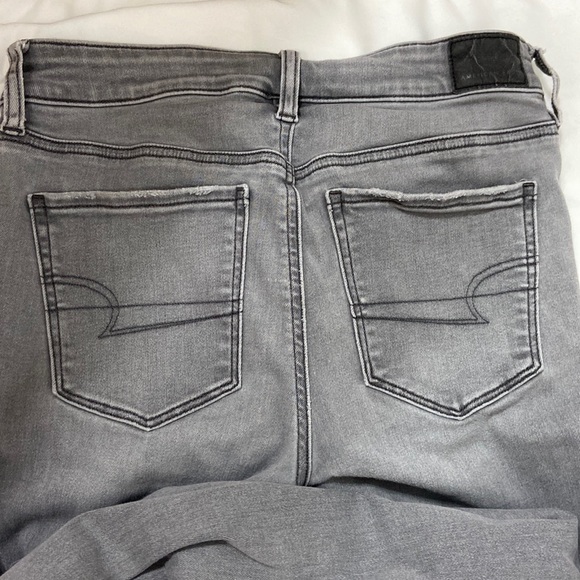 Women’s American Eagle Outfitters Distressed Grey Jegging Jeans. Size 4 short. - Picture 12 of 16